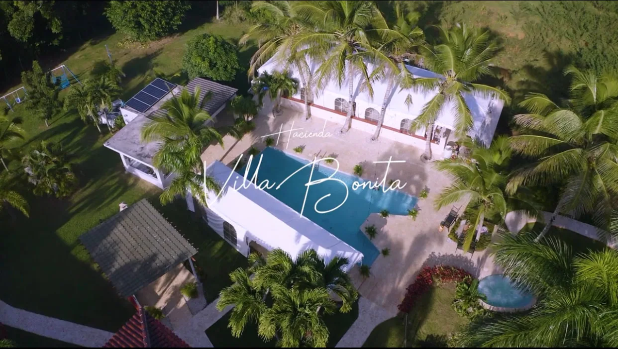 Quinceañera celebrando en Villa Bonita Puerto Rico
