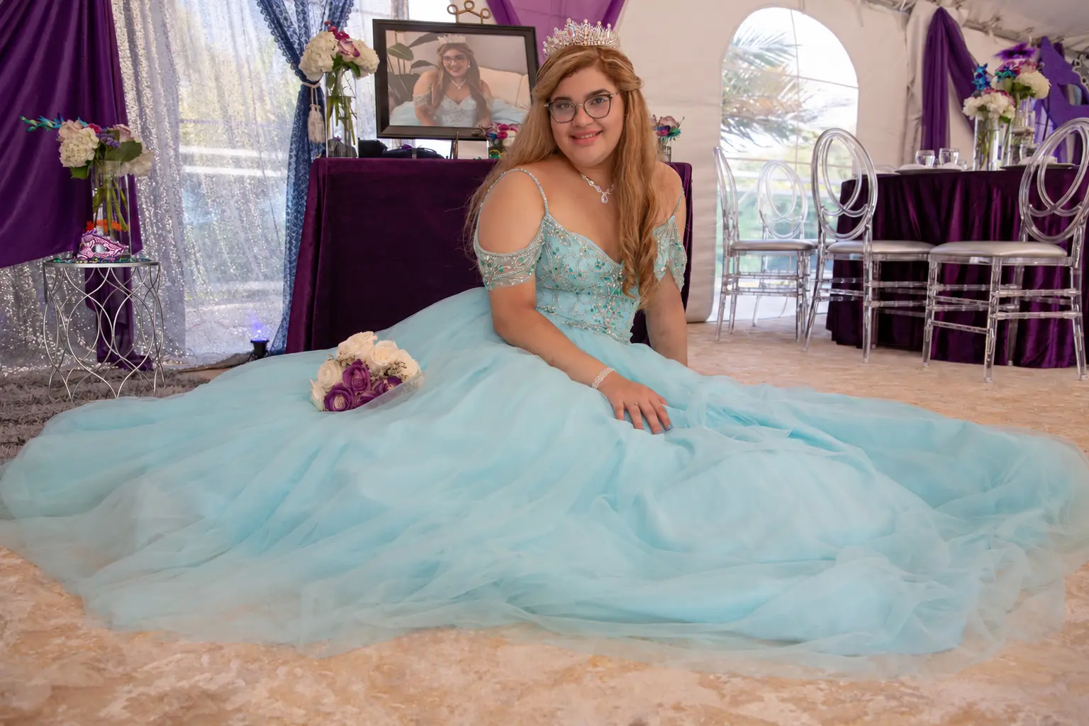 Quinceañera con vestido azul en la celebración Fiesta de Princesa