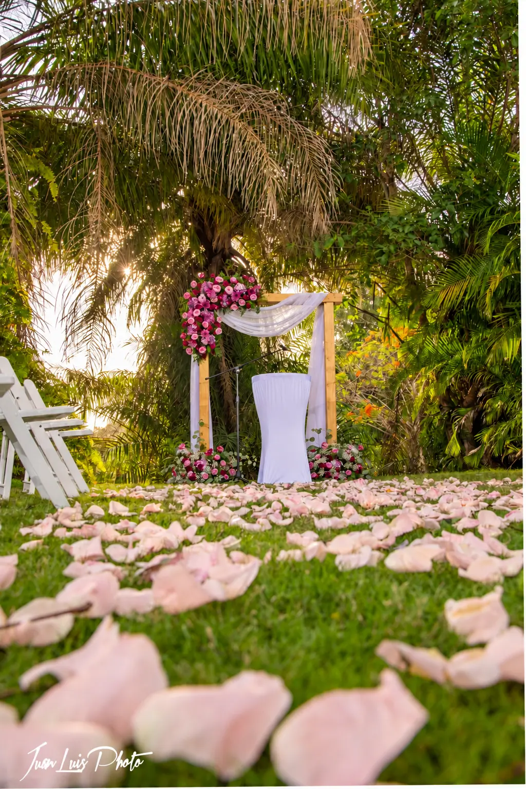 Ceremonia de boda con arco floral en los jardines de Villa Bonita